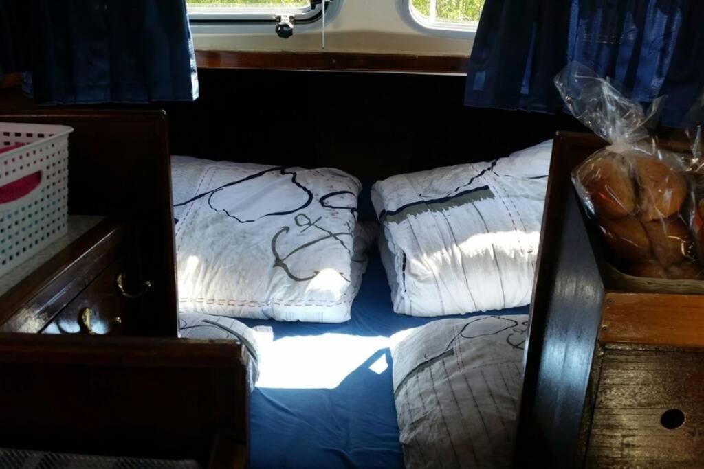 Boat Allemansfreon - Kamperen Op Het Water - Niet Om Mee Te Varen - Read Host Profile-Lees Hostprofiel Jutrijp Ngoại thất bức ảnh