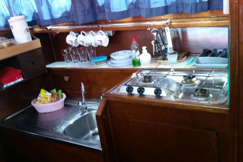 Boat Allemansfreon - Kamperen Op Het Water - Niet Om Mee Te Varen - Read Host Profile-Lees Hostprofiel Jutrijp Ngoại thất bức ảnh