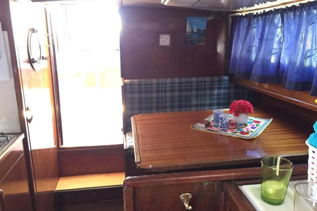 Boat Allemansfreon - Kamperen Op Het Water - Niet Om Mee Te Varen - Read Host Profile-Lees Hostprofiel Jutrijp Ngoại thất bức ảnh
