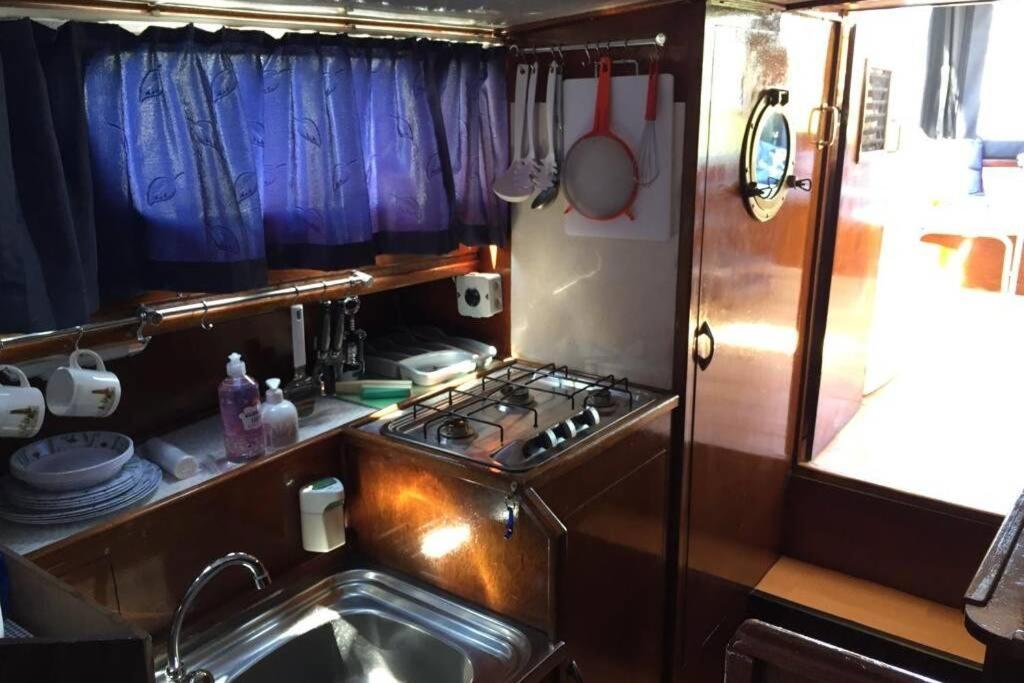 Boat Allemansfreon - Kamperen Op Het Water - Niet Om Mee Te Varen - Read Host Profile-Lees Hostprofiel Jutrijp Ngoại thất bức ảnh