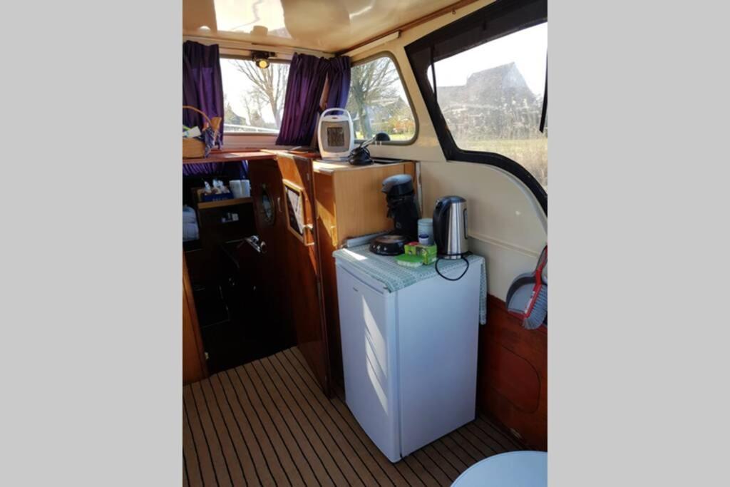 Boat Allemansfreon - Kamperen Op Het Water - Niet Om Mee Te Varen - Read Host Profile-Lees Hostprofiel Jutrijp Ngoại thất bức ảnh