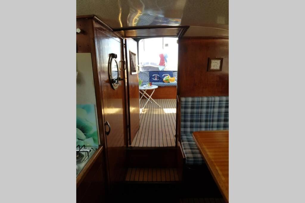 Boat Allemansfreon - Kamperen Op Het Water - Niet Om Mee Te Varen - Read Host Profile-Lees Hostprofiel Jutrijp Ngoại thất bức ảnh